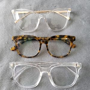Bundle of  clear glasses